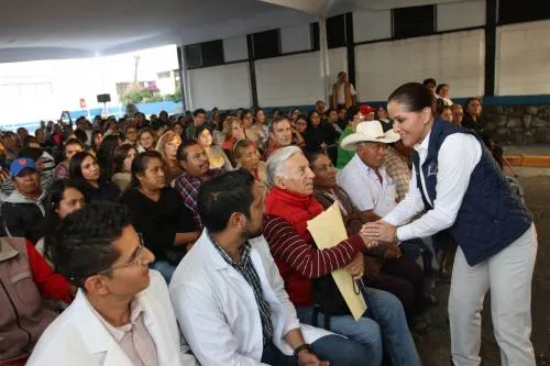 Dinorah López de Gali y la Beneficencia Pública entregan prótesis de cadera y rodilla
