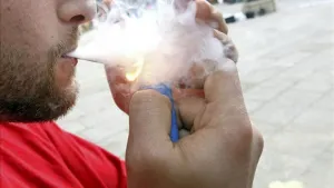Fumar marihuana provoca tendencias homosexuales: Especialista