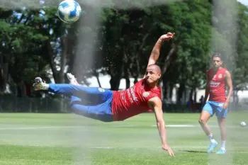 Chicharito Hernández vuelve a ser convocado por Chivas para enfrentar a San Luis  