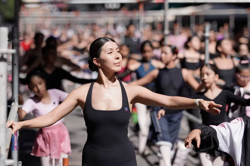 Elisa Carrillo reúne a casi 700 personas en clase magistral de ballet en el zócalo de Puebla