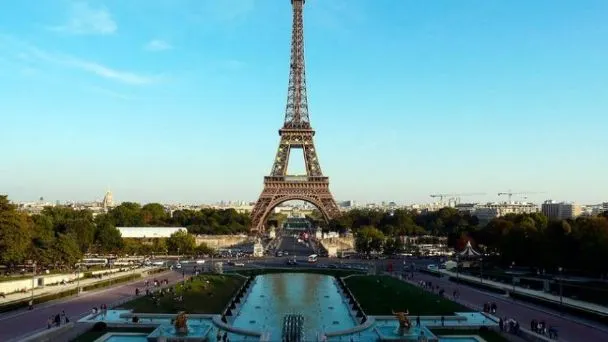 Iluminarán la Torre Eiffel con los colores de la bandera de Ucrania