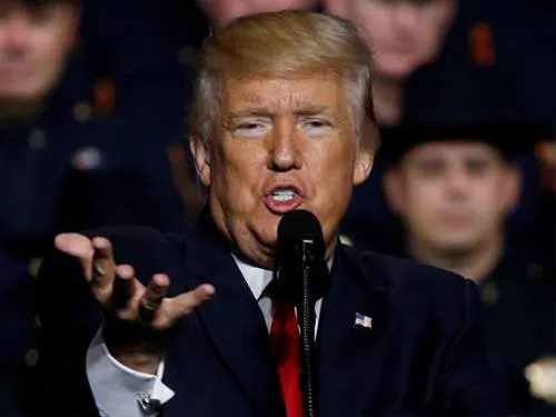 Los republicanos ‘parecen tontos’ por no eliminar el Obamacare: Trump