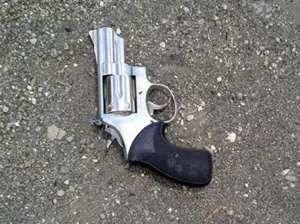 Estatales aseguran a hombre que mató a dos empleados