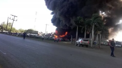 Se calcinan más de 100 vehículos federales en Altamira, Tamaulipas
