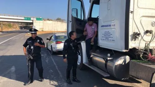 Vialidad Estatal rescató a conductor de tractocamión