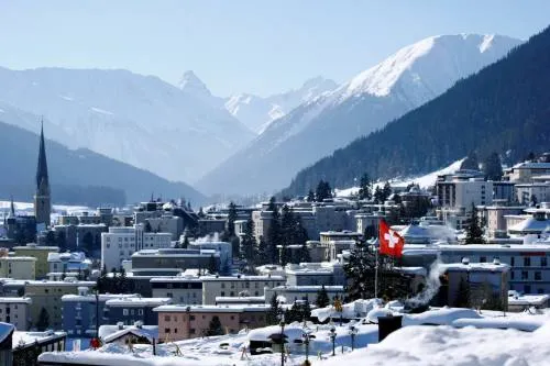 Recortes salariales a burócratas, trampa en lucha vs. corrupción: Davos