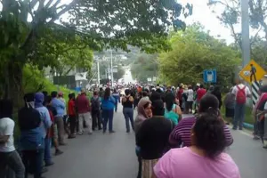 Bloquean CETEG y normalistas acceso a Tixtla, Guerrero
