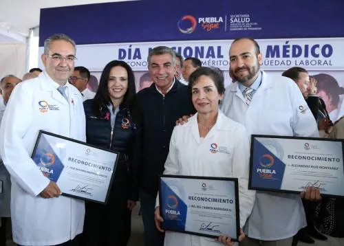 Reconoce Tony Gali a médicos por su antigüedad y trayectoria