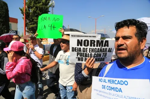 Pobladores exigen la renuncia de alcaldesa de Texmelucan durante visita Presidencial