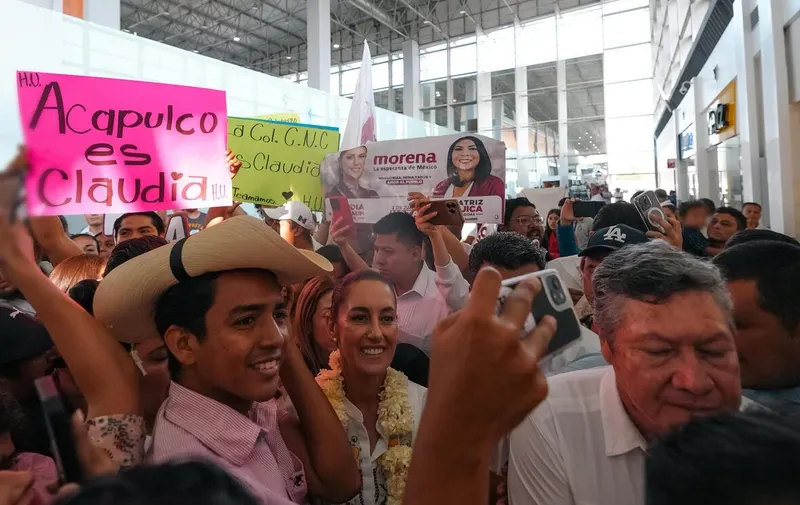 En un auténtico carnaval, simpatizantes le dan la bienvenida a Claudia Sheinbaum en Acapulco