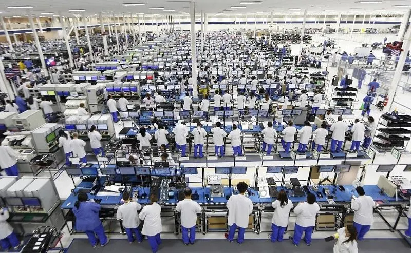 México dispara sus exportaciones 40.4% en agosto y vuelve al superávit comercial