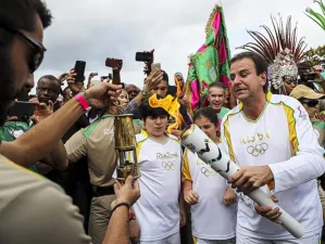 La antorcha llega a Río y Pelé podría encender el pebetero
