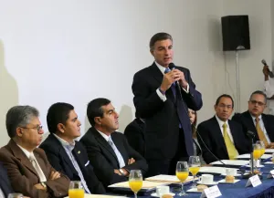 Tony Gali dialoga con líderes de la Canaco Puebla