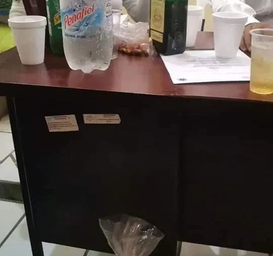 oficiales de Tránsito bebiendo en las oficinas de Ajalpan