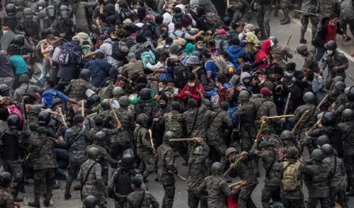 Autoridades de Guatemala detienen con violencia a caravana migrante Hondureña