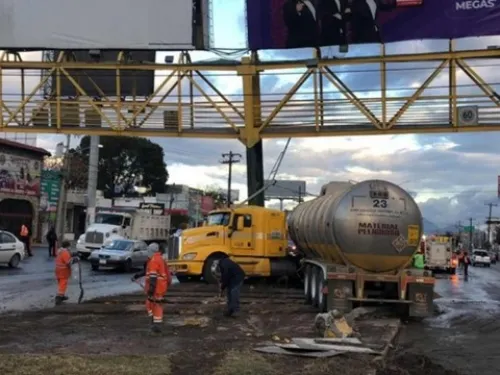 Por transmitir en vivo, trailero choca contra puente (VIDEO)