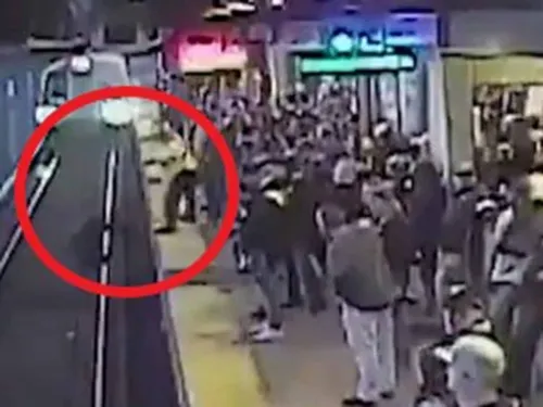 ¡Héroe sin capa! Vigilante salva a hombre tras caer a las vías del Metro
