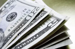 Venden dólar hasta en 21.55 pesos en aeropuerto