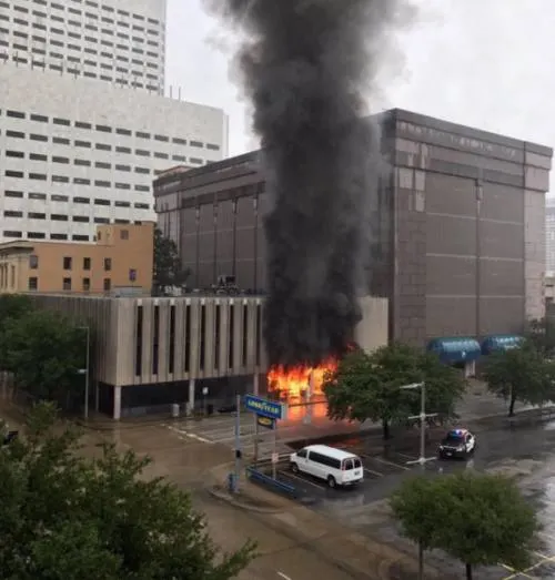 Explosión sacude un edificio afectado por inundaciones en Houston