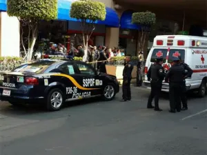 Mujer de 67 años intenta asaltar local del DF, lesionándose en el intento