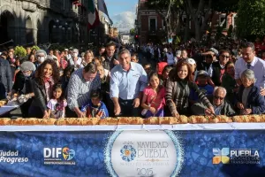 Tony Gali y Dinorah López comparten la Rosca de Reyes con las familias poblanas