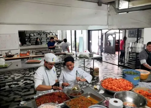 Estudiantes de Gastronomía elaboraron tacos para asistentes a la mega marcha universitaria