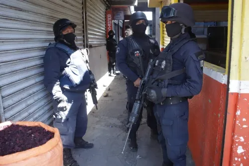Policía Estatal realiza un operativo en el Mercado Morelos