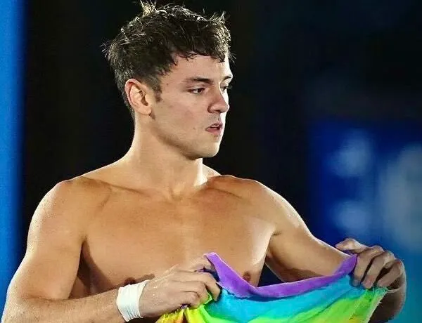 El clavadista británico Tom Daley gana su quinta medalla olímpica