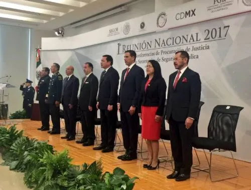 Pide Osorio Chong a estados poner “orden” en penales