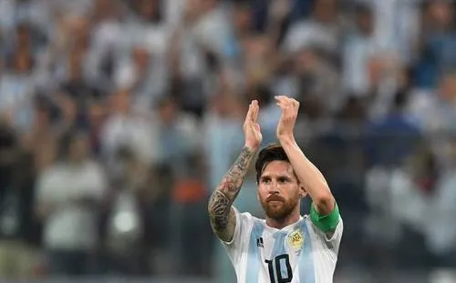 Messi renace como el ave fénix y consigue el pase a octavos para Argentina