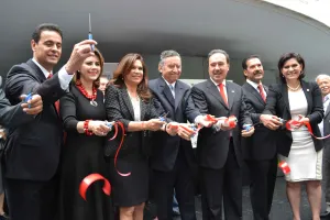 Inaugura Alcalá exposición Monerías Políticas de Moysen