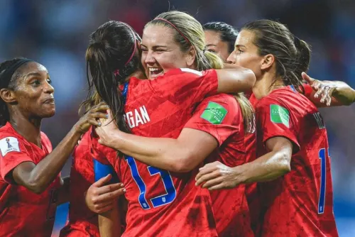 Estados Unidos vence 2-1 a Inglaterra y avanza a final de Mundial Femenil