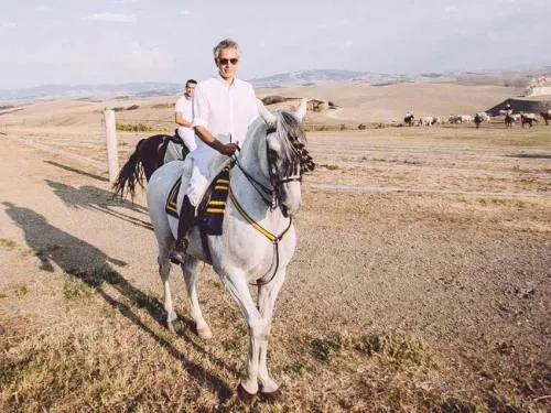 Hospitalizan a Andrea Bocelli tras caer de un caballo