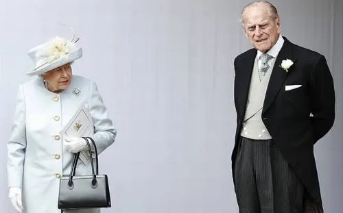 Príncipe Felipe, esposo de reina Isabel II sobrevive tras accidente vehicular