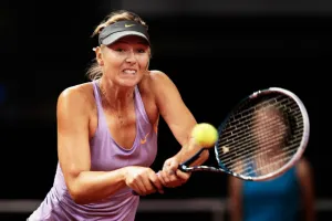 Exhibe Sharapova sus dotes de futbolista