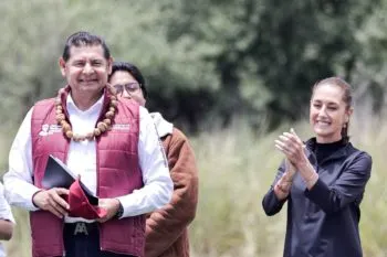 Armenta regalando arbolitos y vean lo que resultó