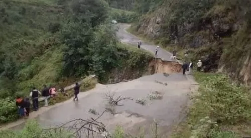 Enorme socavón se abre en carretera Zacapoxtla-Tetela de Ocampo