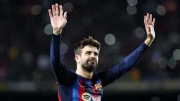 Clara Chía Martí besa a Gerard Piqué tras su despedida del futbol