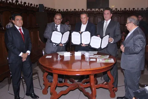 Donan a Puebla colección bibliográfica de Mario Alvirez Pablos