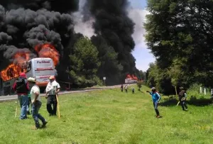 Queman normalistas autobuses en Michoacán