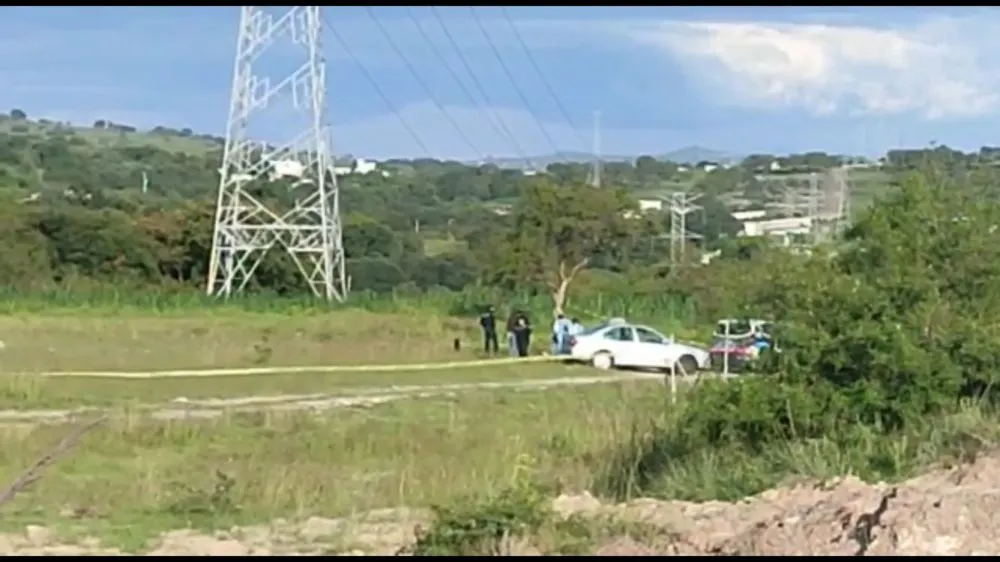 Encuentran a hombre muerto en camino de terracería en Puebla