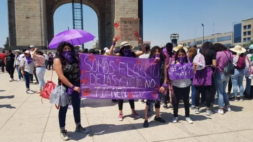 Agresiones y empujones en marcha feminista; golpean a periodista