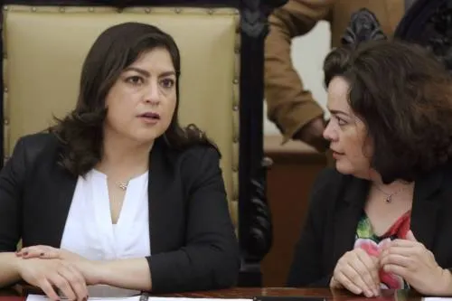 Rivera Vivanco a favor del aborto; empuña pañuelo verde