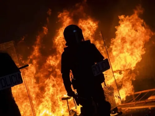 Se abre un infierno en Barcelona; protestas desatan caos