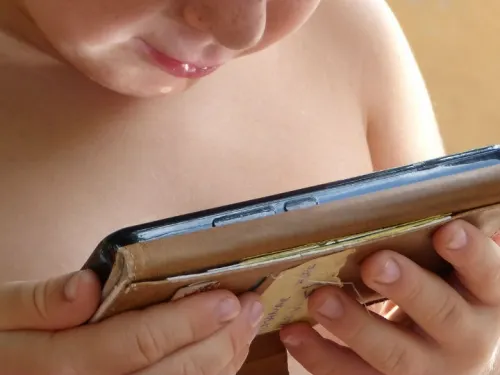 Niña de dos años pierde la vista por uso excesivo del celular