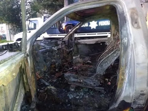 Pobladores de Texmelucan queman camioneta de Capufe en protesta
