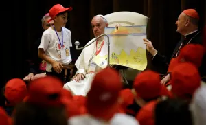 Refugiados no son peligrosos, están en peligro: afirma Papa a niños