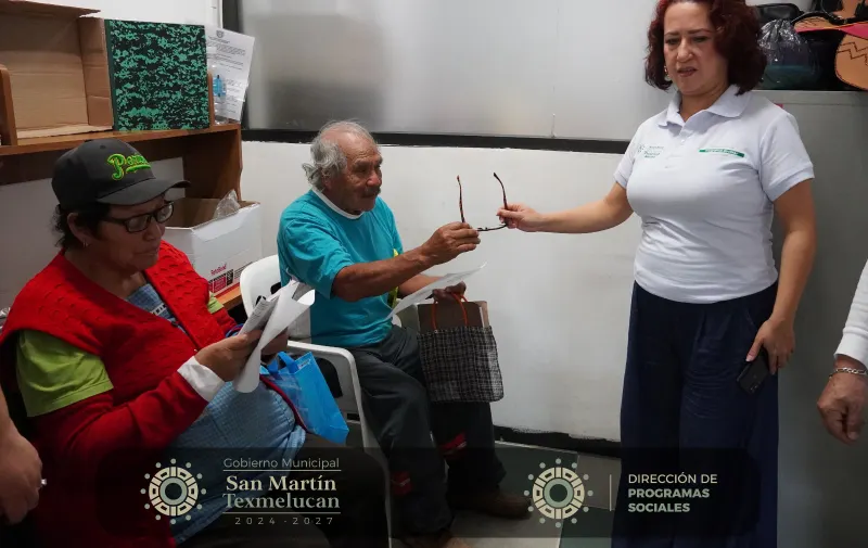 Juan Manuel Alonso entrega lentes de lectura a texmeluquenses