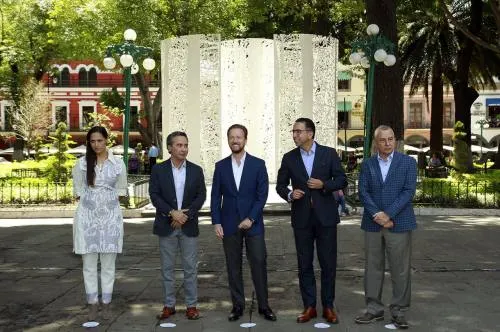 Inaugura Luis Banck exposición del artista Carlos Luna en el zócalo