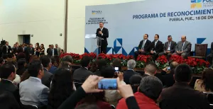 Entrega gobierno reconocimientos a la excelencia a trabajadores del estado